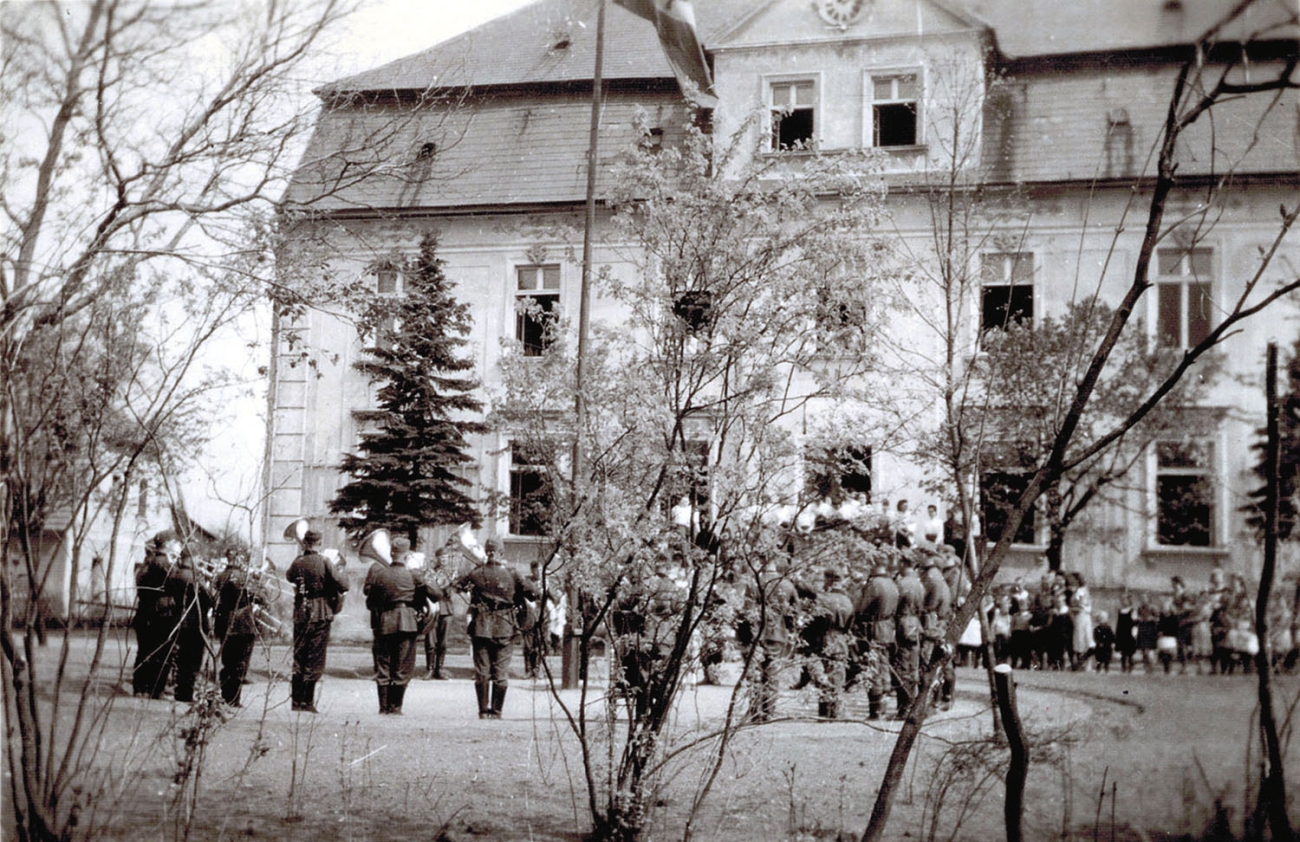 Zdjęcie przedstawiające siedzibę Służby Pracy Rzeszy w Pałacu w Suchej Górnej