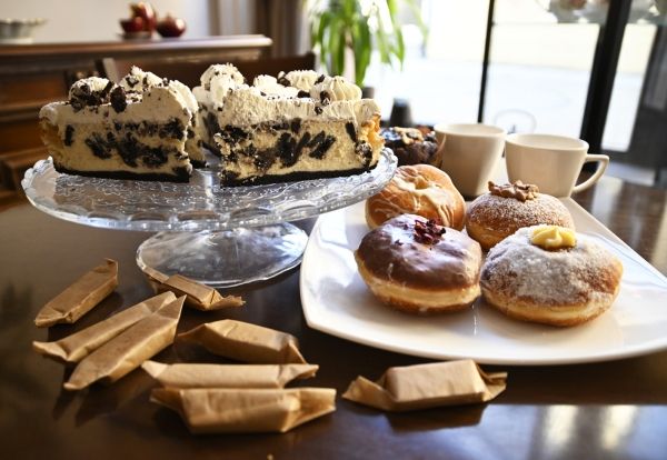 Ciasto, pączki i krówki na stole w kawiarni